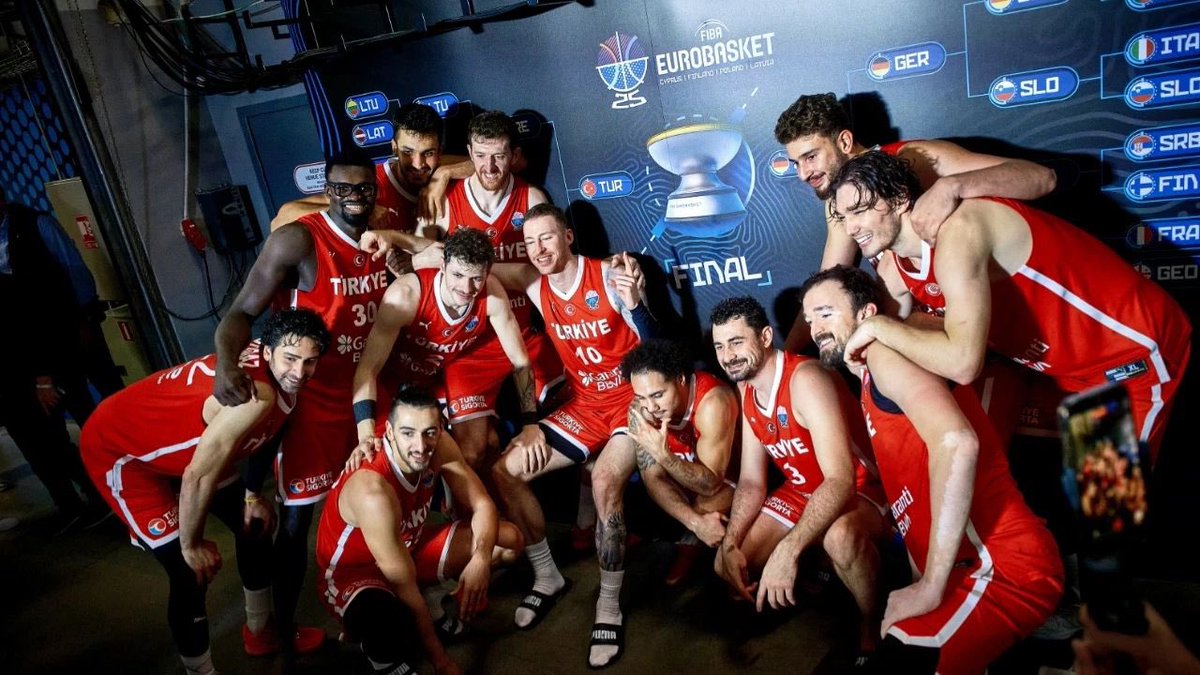 Gururumuzsunuz 12 Dev Adam! 🇹🇷

Avrupa Şampiyonası finalinde, milletimize büyük bir onur yaşatan A Milli Erkek Basketbol Takımımızı ve teknik ekibi tebrik ediyorum.

Daha nice başarılara yürüyeceğinize yürekten inanıyor, emeğinizi ve mücadelenizi kutluyorum.
