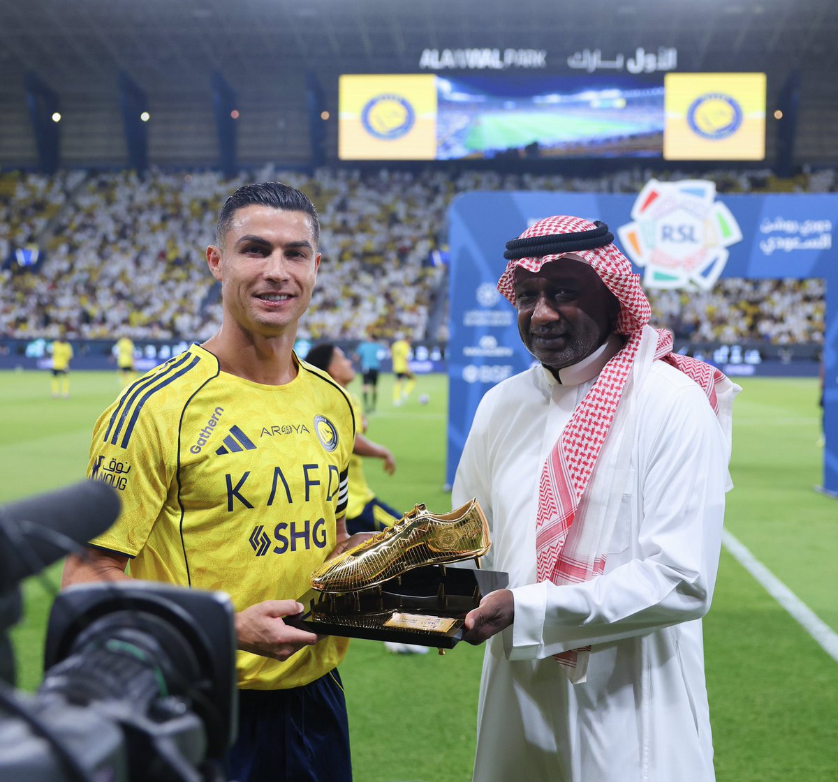 bishi_10's tweet photo. النصر يفوز يتصدر يؤدي بشكل ممتاز… نحو موسم حصاد باذن الله… شكرا جمهور العالمي لحضوركم البهي الذي لطالما كان داعما لكل من لعب لهذا الشعار الغالي… 

مبروك الانتصار والقادم اجمل ان شاء الله. 💙💛 https://t.co/QhZAmZ9Hsy