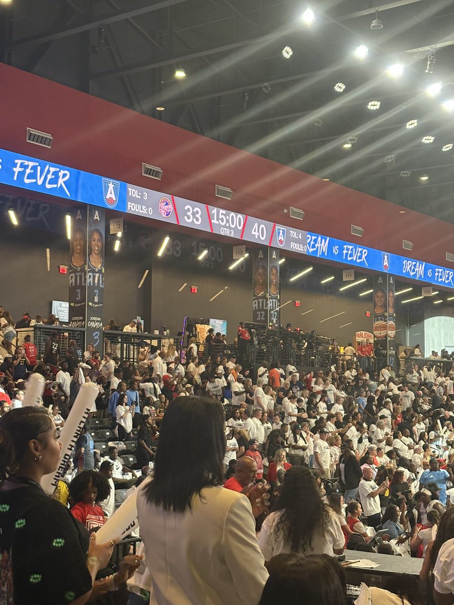 chicksintosport's tweet photo. Halftime at Gateway!
#Atlantadream out in front, 40-33, as they battle Indiana in Game 1 of the First Round. 🔥
#DoItForTheDream #WNBAPlayoffs https://t.co/AhF1eCsPiA