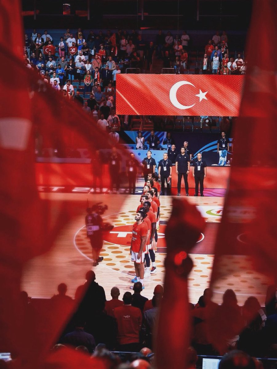 Bize kupa alıp şu ortamda istiklal marşı okumak çok yakışırdı gümüş madalya nasıl bronz almaktan kötü olabilir yaa  #12DevAdam