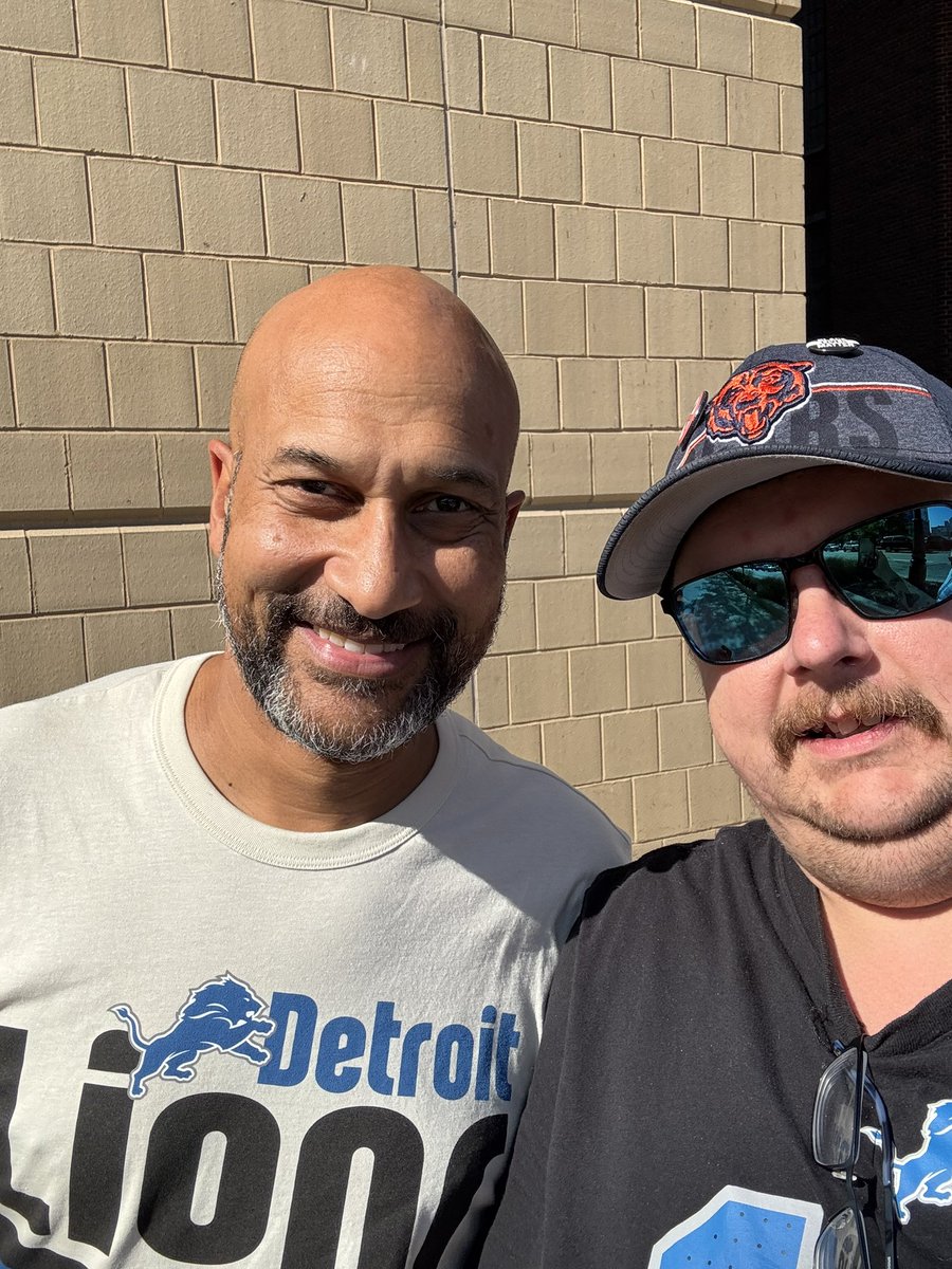 KevWritesShit's tweet photo. @KeeganMKey hello sir! Thanks so much for taking the time to say hello and get a pic with me! https://t.co/fwhqARaiUl
