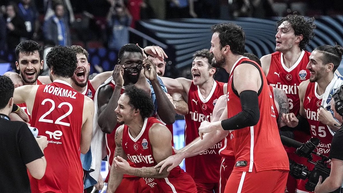 Zafer sadece kupa değil, verilen mücadeledir..

A Milli Basketbol Takımımız, azminiz ve yüreğinizle milletimize umut oldunuz.

Hepinize teşekkürler, gururumuzsunuz..🇹🇷🏀

#MilliTakım #12DevAdam #BizimÇocuklar #AvrupaBasketbol