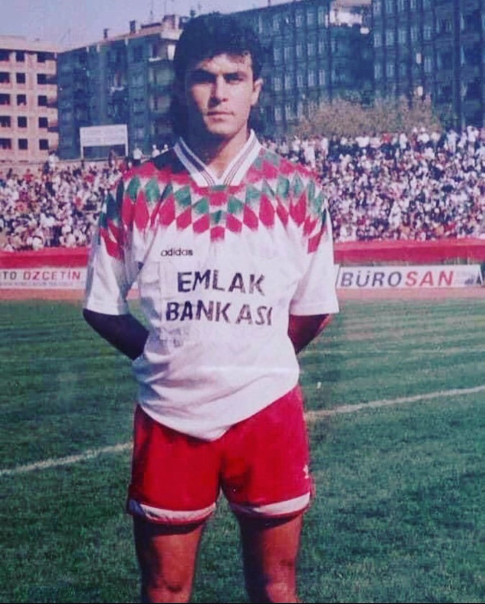 Diyarbakırspor'un eski oyuncusu Barış Karabıyık'tan TRT Spor'un spikerine:

"Diyarbakırsporlu futbolcular nedir? Haddini bil Levent efendi. O takımın ismi Amedspor. Bu isim rüyalarımıza girmeye devam edecek! Her geçen gün daha da büyüyecek ve sizler daha da küçüleceksiniz!"