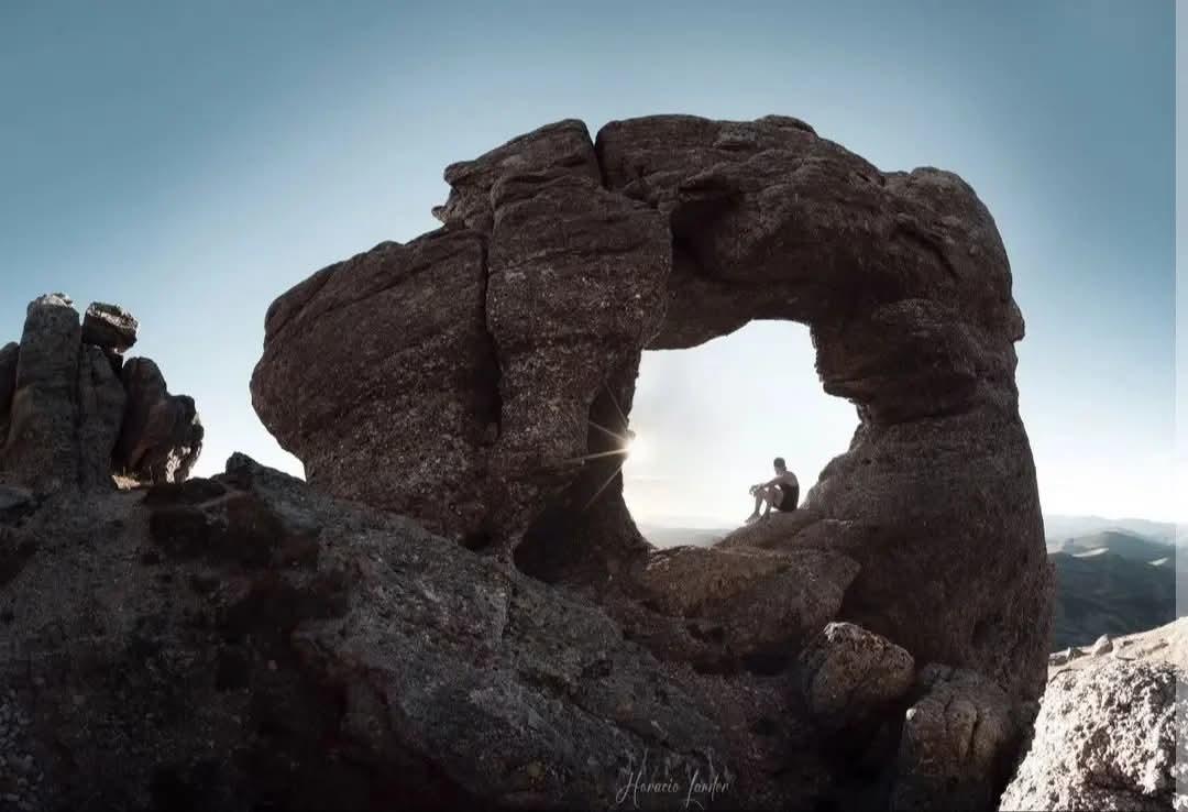 ¡Caprichos de la naturaleza!
Ascender hasta la cima del Pico de Urbión nos regala lugares tan peculiares como este.
📸 @horaciolander

#duruelodelasierra #duruelo #turismo #soria #naturaleza #duruelonaturalezasideral  #castillayleon <a href="/CyLEsVida/">Turismo Castilla y León</a> #cylexcelente #urbion #picosdeurbion
