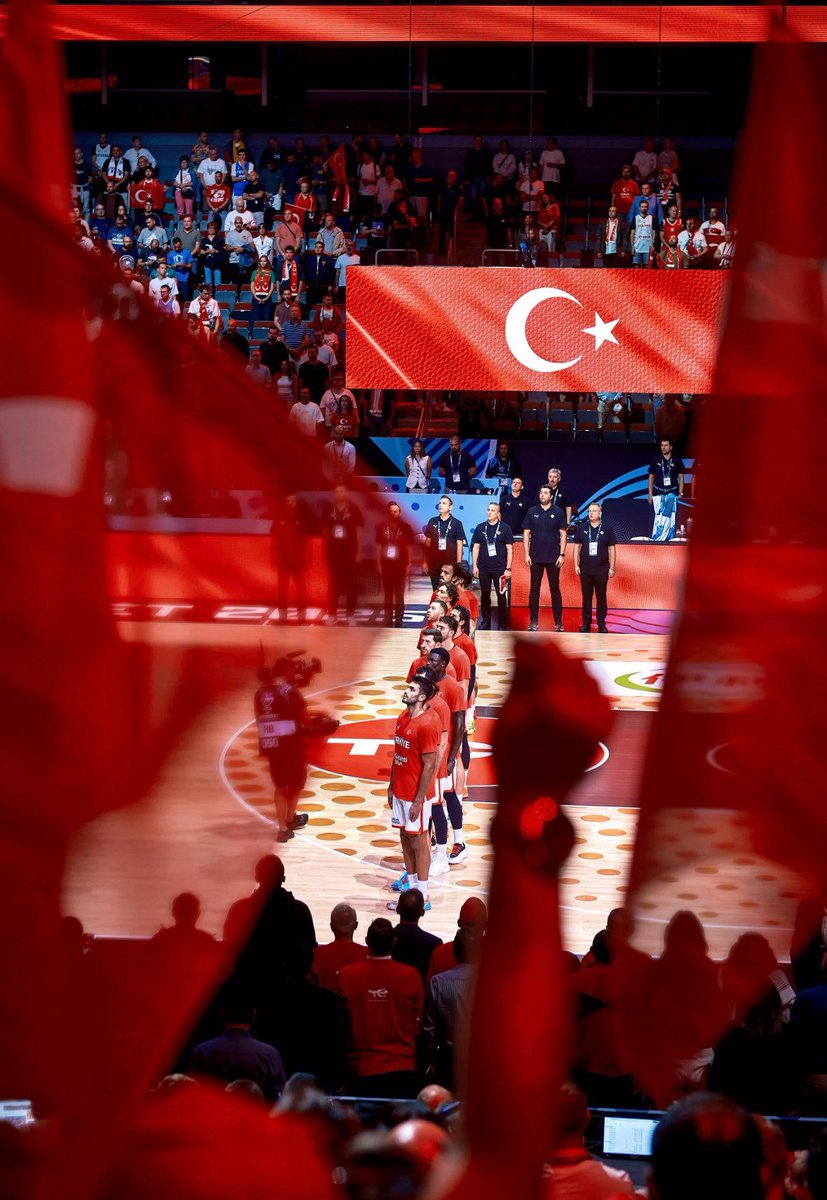 Teşekkürler 12 Dev Adam 🇹🇷

FIBA 2025 Avrupa Şampiyonası’nı ikinci olarak tamamlayarak gümüş madalya almaya hak kazanan A Milli Erkek Basketbol Takımımıza mücadele ve emekleri için teşekkür ederim.
