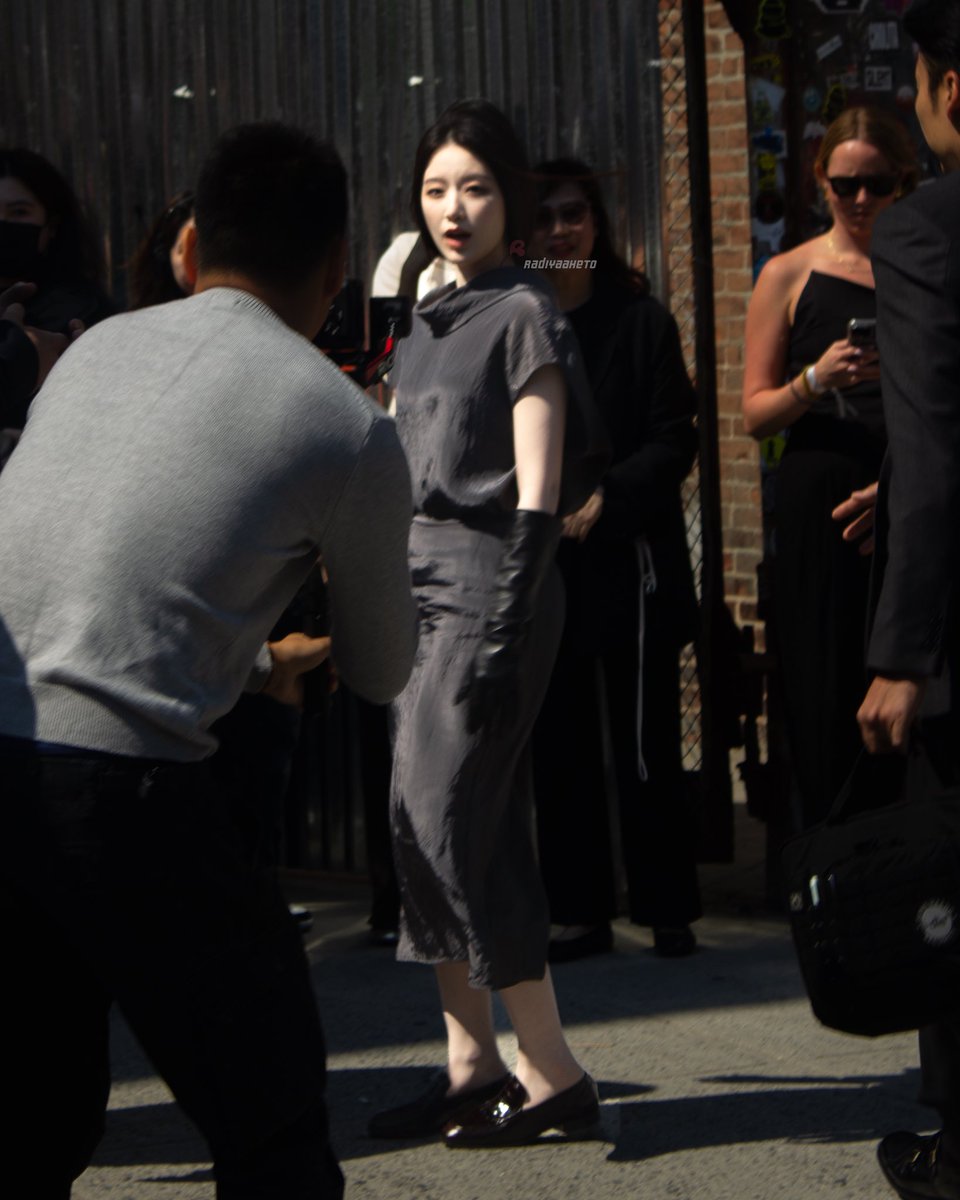 radiyance's tweet photo. 250914 | SHUHUA @ COS NYFW
•
❣️Please credit if reposted❣️
•
#gidle #idle #shuhuagidle #shuhua #cos #nyfw #nyfw25 #shuhuaxcosaw25 #cosnyfwaw25 https://t.co/fSTu5HF9Az
