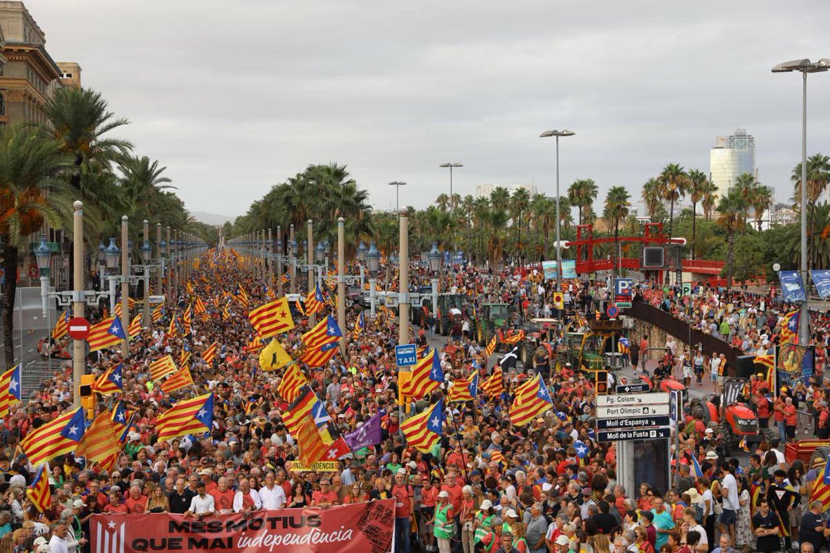 Douar ha Frankiz oa en Barcelona evit an Diada.  #Kengredetrevroadel #Solidarité
<a href="/assemblea_int/">Assemblea International</a> <a href="/NAZIONE_/">NAZIONE</a> <a href="/FlnksOfficiel/">FLNKS</a> <a href="/republica_sr/">Repùblica</a> <a href="/assemblea/">Assemblea Nacional Catalana</a>  <a href="/IzcaNacional/">Izquierda Castellana</a>  <a href="/ccsiccsicat/">CCSI-Federació d'Entitats de la Mediterrània</a>  <a href="/SardignaNatzion/">Sardigna Natzione</a> 
<a href="/KanakySuport/">Suport Internacional Kanaky</a> <a href="/CatalunyaCorsic/">Catalunya Corsica</a> <a href="/ouiquebec/">OUI Québec</a>