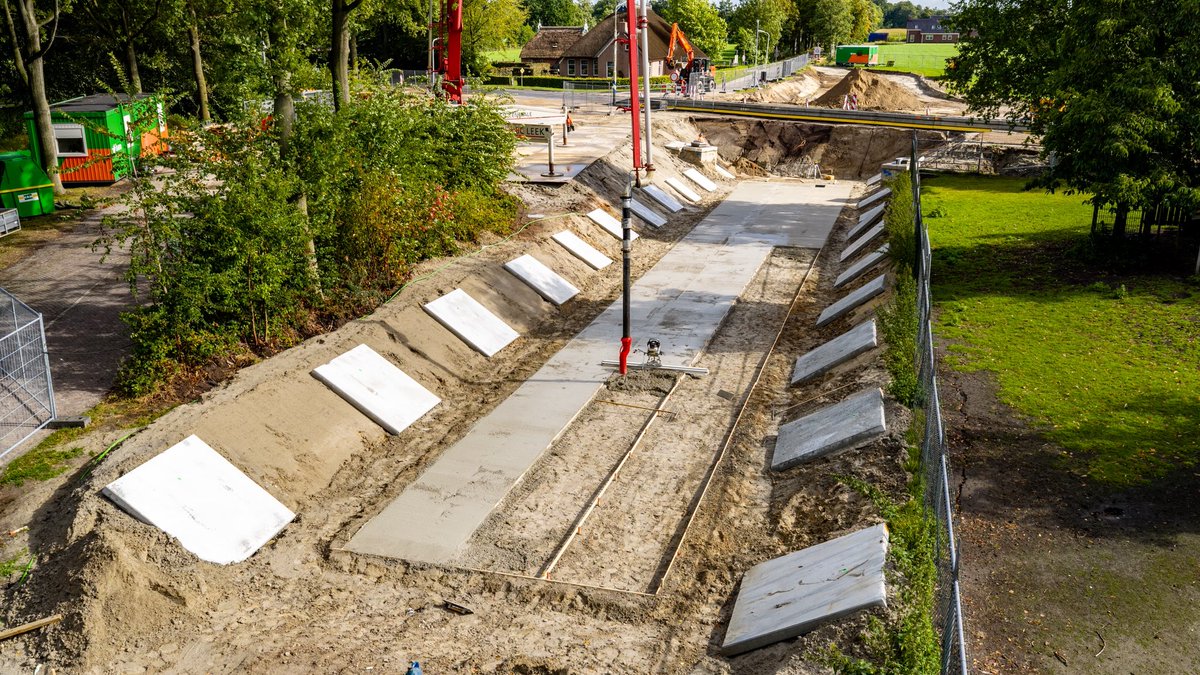 JetzeV's tweet photo. N358 Uterwei. Fase 1, Week 34 t/m 47 (1ste t/m 4de week), Omgeving Rysloane: Aanleg fietstunnel. #BAMinjouwbuurt #ProvinsjeFryslân #ProvincieFryslân https://t.co/9Ifmq9jojM