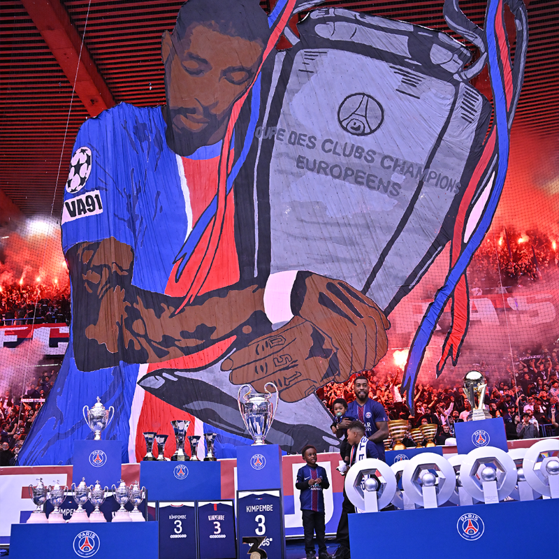 PSG_inside's tweet photo. 20 ans, ça se célèbre !

Presnel Kimpembe a reçu un dernier hommage vibrant au Parc des Princes, entouré de ses coéquipiers, du staff et des supporters qui ont accompagné sa légende Rouge et Bleu. ❤️💙

Merci Presko !