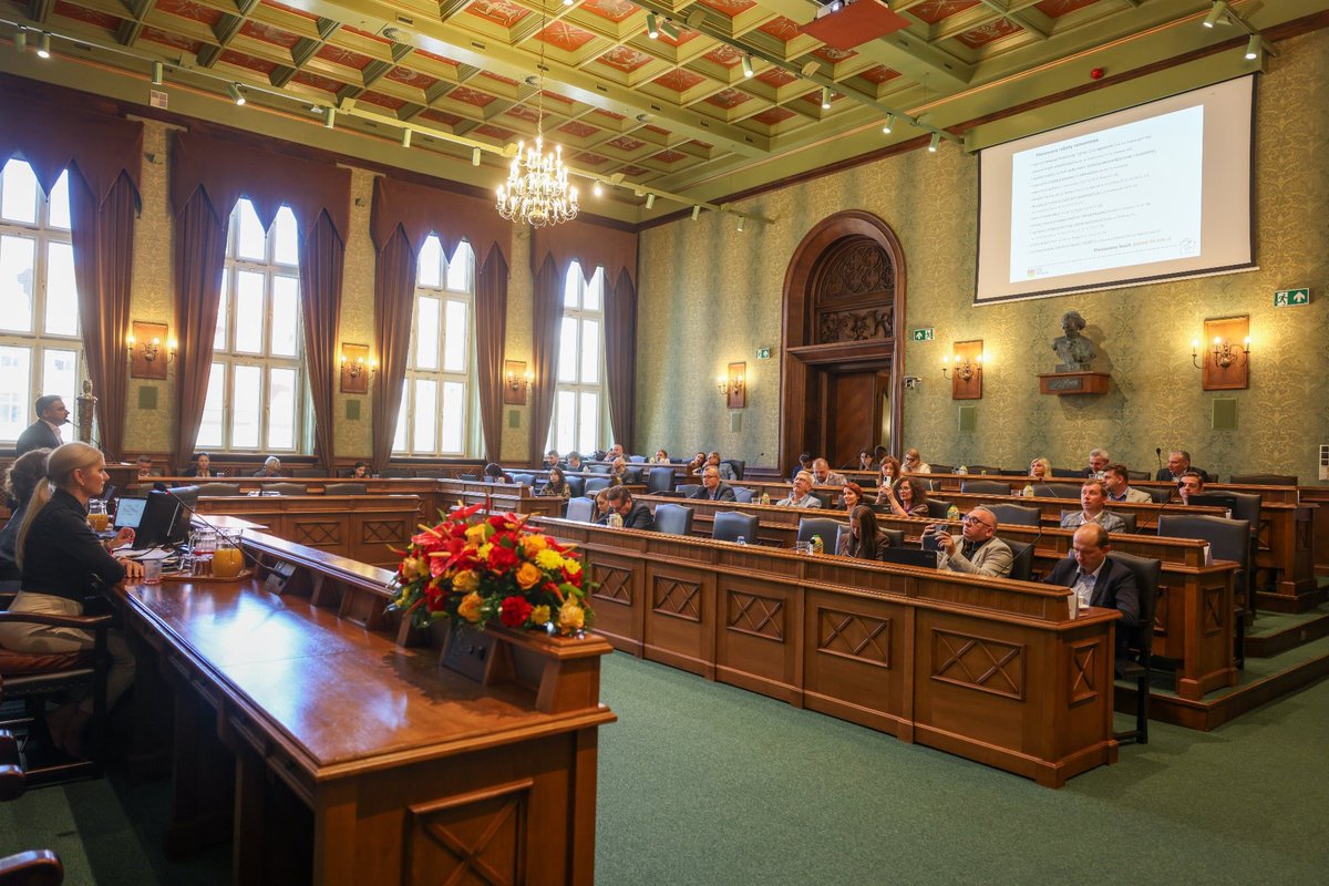 11 września RM Wrocławia przyjęła uchwałę ograniczającą sprzedaż alkoholu w sklepach/stacjach benzynowych w godz. 22:00-6:00. To odp. na wnioski związane z zakłócaniem spokoju i spożywaniem nocnym alkoholu w miejscach publicznych. Byłem za, dla zdrowia, porządku i bezpieczeństwa.