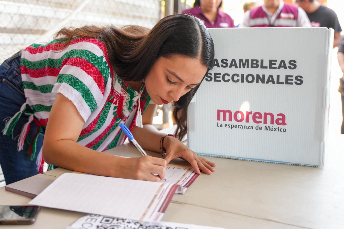 JulietaRamirezP's tweet photo. Domingo de asamblea de Morena.❤️‍🔥

En cada sección de cada colonia del país habrá un comité de ciudadanas y ciudadanos organizados para defender la Cuarta Transformación. https://t.co/HbQPLIqWs9