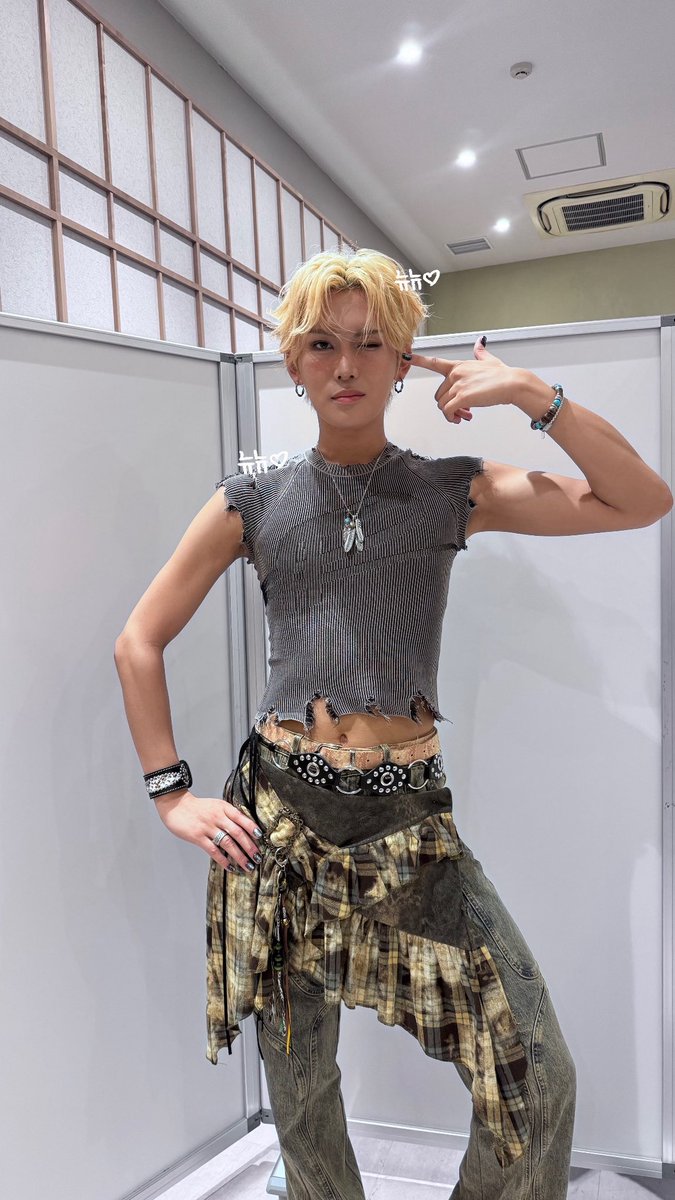 boyhyuni's tweet photo. body tea ❌
body coffee ❌
body vodka ✔️ https://t.co/WecyZ0Pai6