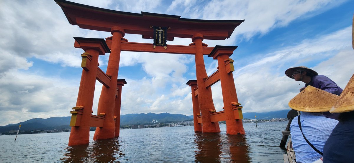 お昼食べたあとは、限られた日にしか運行しない「ろかい舟」に乗船！
手漕ぎの昔ながらの舟で、朝歩いた場所を船で回ります。不思議な経験
このような舟は数百年前から続くもの。タイミングよく乗れたのでいい経験になりました。
ガイド付きなので「へぇー！」って思うことも多々。