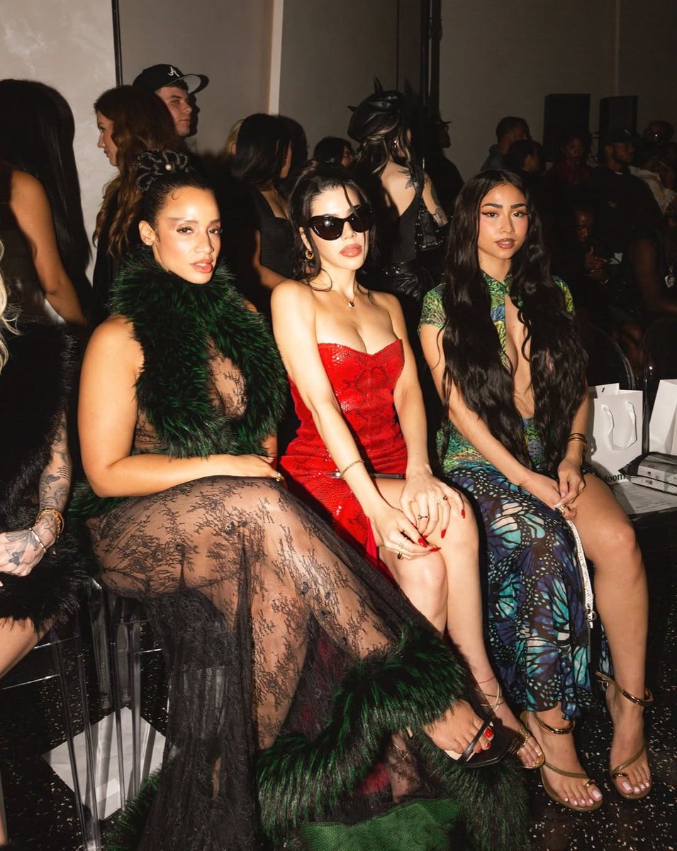 keynoticiass's tweet photo. Kenia OS junto a Paloma Mami y Dascha Polanco en el desfile de KIM SHUI en New York Fashion Week. https://t.co/IeDjJ0KZYz