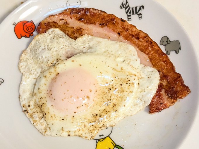朝食に厚切りベーコンと目玉焼き〜 