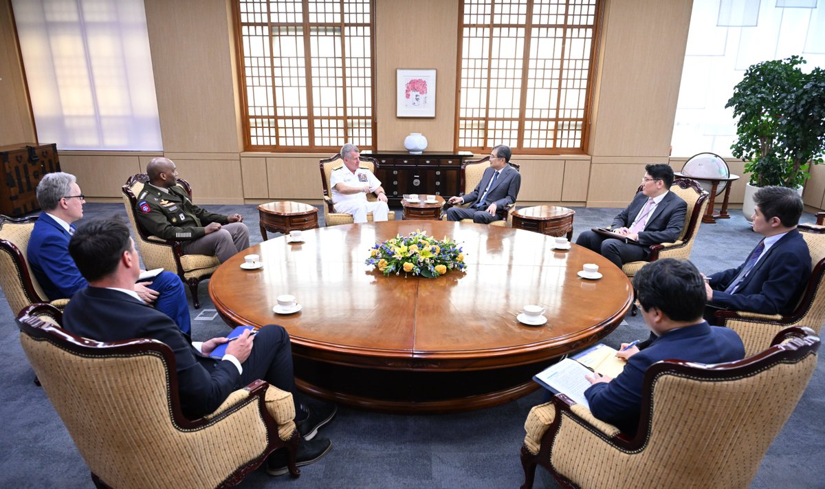 USPACOM's tweet photo. Adm. Paparo 🇺🇸 joined ROK leaders 🇰🇷 in Incheon for the 75th Commemoration of the Incheon Landing.
The anniversary honors the history of the alliance and the shared sacrifice that laid the foundation for today’s partnership. Alongside commemorations, Adm. Paparo met with senior ROK military and government leaders.
#ROKUSAlliance | #WeGoTogether | #FreeandOpenIndoPacific
#southkorea
🔗 Read more: https://t.co/Y5U1Ew8cjz