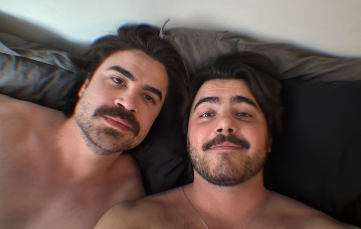 1pedroai's tweet photo. Deitadinho com meu amorzinho! https://t.co/Iapj57yF3h