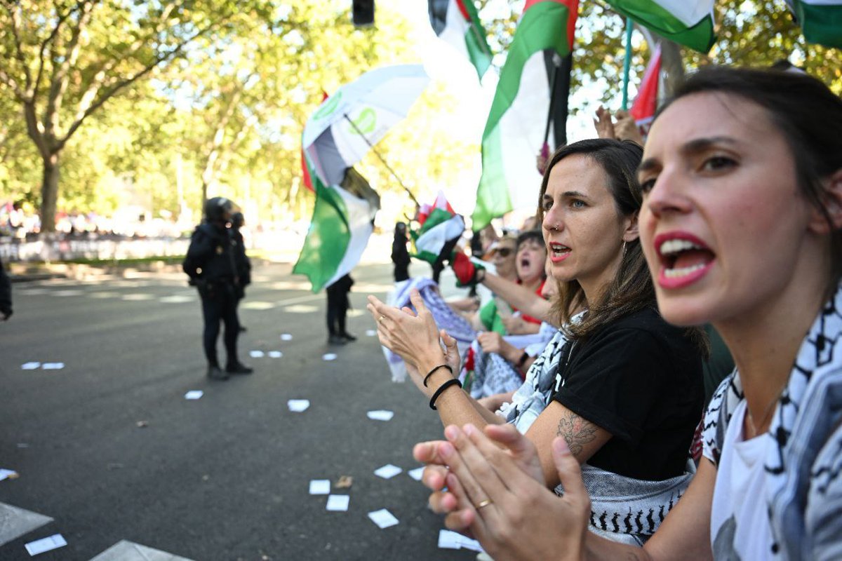 ogb1995's tweet photo. Donde estaba Yolanda Díaz hoy? En las calles de Madrid no, las que si estaban eran mis compañeras @ionebelarra e @IreneMontero https://t.co/hFGEnjDrId