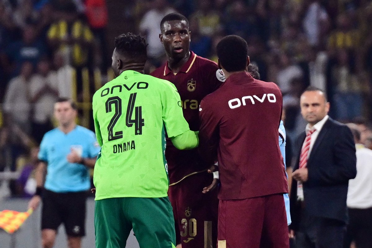 sporx's tweet photo. 11. dakikada Trabzonspor'un iptal edilen golünda VAR müdahalesi doğru mu?  [beIN Trio]

Bahattin Duran: Bu pozisyonda VAR müdahalesi çok yanlış. Bu pozisyona kesinlikle VAR müdahale etmez, etmemeliydi. Bu tip pozisyonlarda hava topu mücadelesinde Trabzonsporlu oyuncu, elini kontrolsüz bir şekilde açar, yüzünü arar, yukarı kaldırır, vurur, kontrolsüz harekettir VAR müdahale eder. Kollarını dirseklerini silah olarak kullanır, vücuduna şiddetli vurur, VAR müdahale eder, kırmızı kart gerekir. Bu pozisyon kontrolsüz hareket değil, şiddetli hareket değil. Onuachu'nun kolları doğal ve nizami. Bu pozisyonda kontrolsüz hamle, faul yok. Çok açık ve net bir şekilde pozisyonun VAR müdahalesiyle kesilip golün iptali çok yanlış. Hakem pozisyonu devam ettirmiş, hakemin kararına saygı duyuyorum.

Bülent Yıldırım: VAR müdahalesi baştan sona yanlış. Açık ve bariz bir kanıt olursa, ancak o zaman müdahale edilebilir. Gri alanda kalan bir pozisyon. Skriniar da beden bedene mücadele halinde, temas Skriniar'dan dolayı gerçekleşiyor. Hakem sahada görüp dikkatsiz faulden düdük çalabilirdi. Bu açık ve bariz bir ihlal miydi? VAR, hakem gibi değerlendirme yapıp karışmaması gereken pozisyona müdahil oldu. Hakemin faulü vermesi veya devam ettirmesi saygı duyulması gereken karardı ama VAR müdahalesi gereksiz.

Deniz Çoban: Bir kere bu pozisyona hakem yaşandığı anda düdük çalıp kesseydi ekrana bile getiremezdik. Hakemin basit düdük çaldığını konuşmazdık. Faul diyene de saygı duyarsınız. Onuachu yükselirken, arkasından yaklaşan Skrinar'a dikkatsiz davrandı demek yorumdur. Hakemin sahada vereceği karardır. VAR'da kural var, açık ve barizse kontrolsüz fauldür. Kontrolsüzlük yok. VAR, kendini hakem yerine koyuyor. Önemli bir yanlışa imza attı VAR. Hakem gelip izledikten sonra kararının arkasında dursa helal olsun derdim ama yine tartışma bitmezdi. Hakem sahada kendine düşeni yapıp bir yorum yaptı, devam ettirdi. VAR'dan gelen müdahaleler, maçın dengesini de bozuyor.