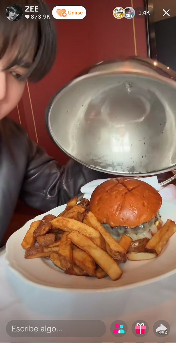 El nos presume sus alimentos y hamburguesa en el live!

#ZeePruk #Zunshine