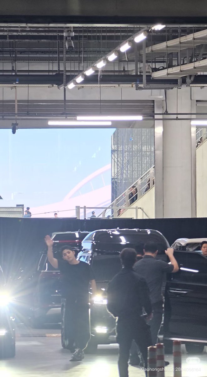 scoups_and_co's tweet photo. [250914] NEW_ INCHEON D2 🎫

Seungcheol waving goodbye to Carats outside the stadium after the concert 🥹

#SCOUPS #에스쿱스 #NEW_INCHEON 
#SVT_TOUR_NEW_ https://t.co/NpJvQftrU9