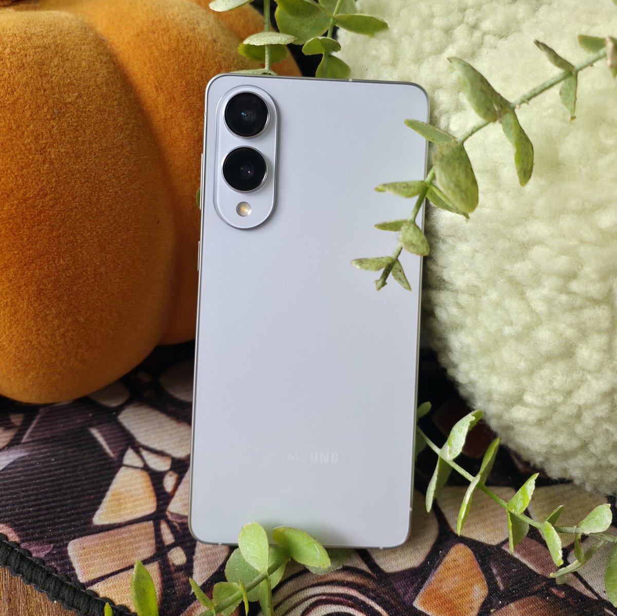 Loved by users, hated by viewers

Welcome to my review of the Galaxy S25 Edge

It introduced a new era for Galaxy devices &amp; was their first experimental device in years. A simple promise, same flagship specs and experience in an Ultra thin/light body

Did they deliver? A thread🧵