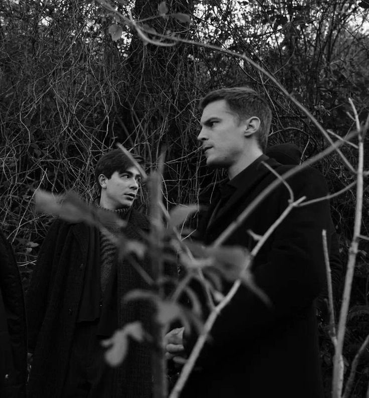 «курильщикам трудно без плана,
слезятся в глазах миражи…»