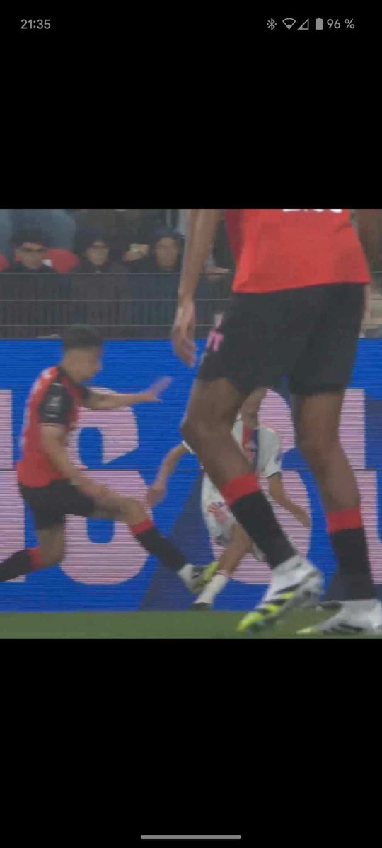 Est-ce qu’un commentateur de <a href="/ligue1plus/">L1+</a> va parler de ce qu’il s’est passé sur l’arbitrage de ce match ? 

Quand le rouge est distribué à la mauvaise équipe on change le scénario d’un match ! 😡

#SRFCOL #Ligue1