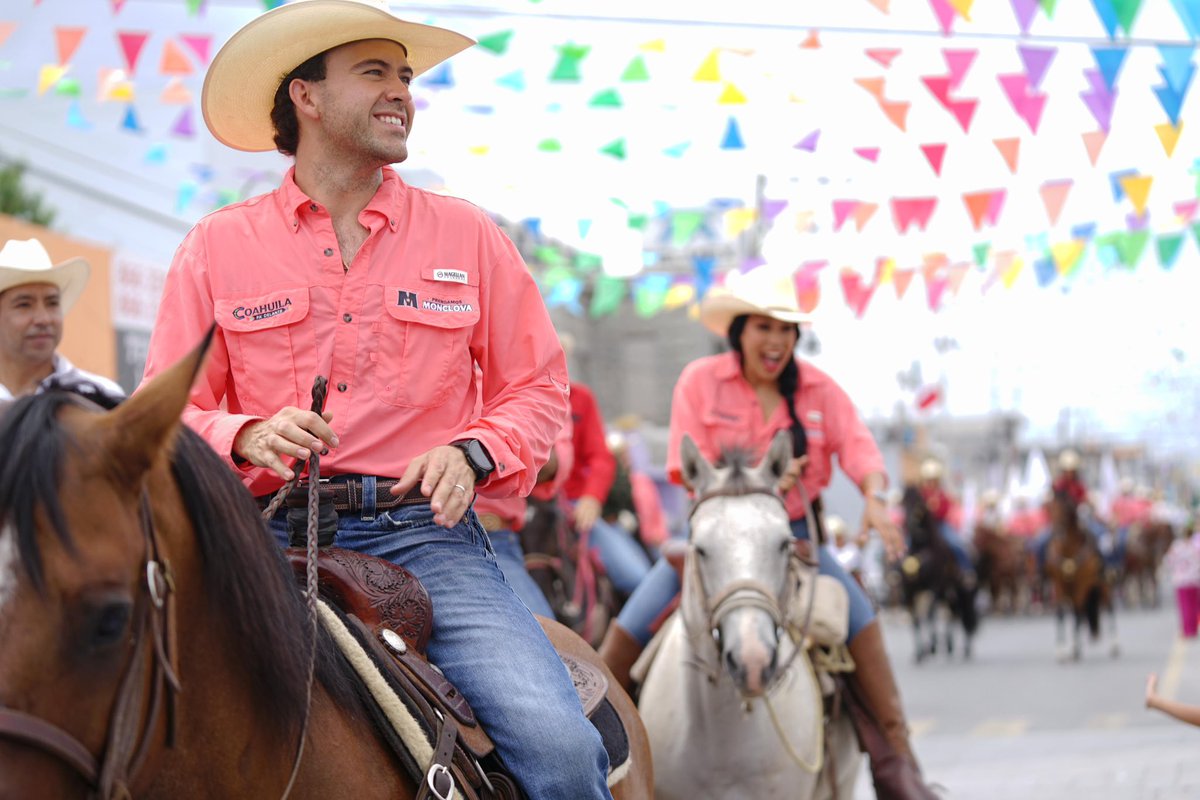gelizondo54's tweet photo. Gran Cabalgata de Monclova 2025 “El Sendero de Hidalgo” 🇲🇽🐴. 

Desde #Monclova, en representación del Gobernador @manolojim, acompañé a mi compadre el Alcalde @carlosvpmva a la primera edición en este bello municipio. 
#CoahuilaPaDelante #PrendamosMonclova #CabalgataMonclova https://t.co/GoHI9UbuvW