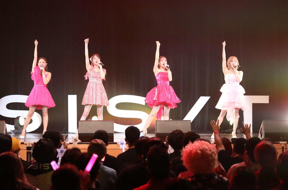 KPOP_BANCHO's tweet image. 先日インタビューした女性4人組・sis（シス）の「DING DONGください」リリース記念ワンマンツアーに行ってきました。良い曲と良い歌、それだけあれば充実したステージになる。そんなことを痛感するライブでした。
#sistrot #sis #DINGDONGください