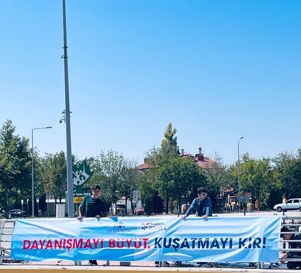 📍 İstanbul, Bursa, Konya ve Diyarbakır’da Ecir Kapısı Derneği, #GlobalSumudFlotilla hareketine katılan gönüllülerine ve diğer katılımcılara destek amacıyla pankartlar astı.
