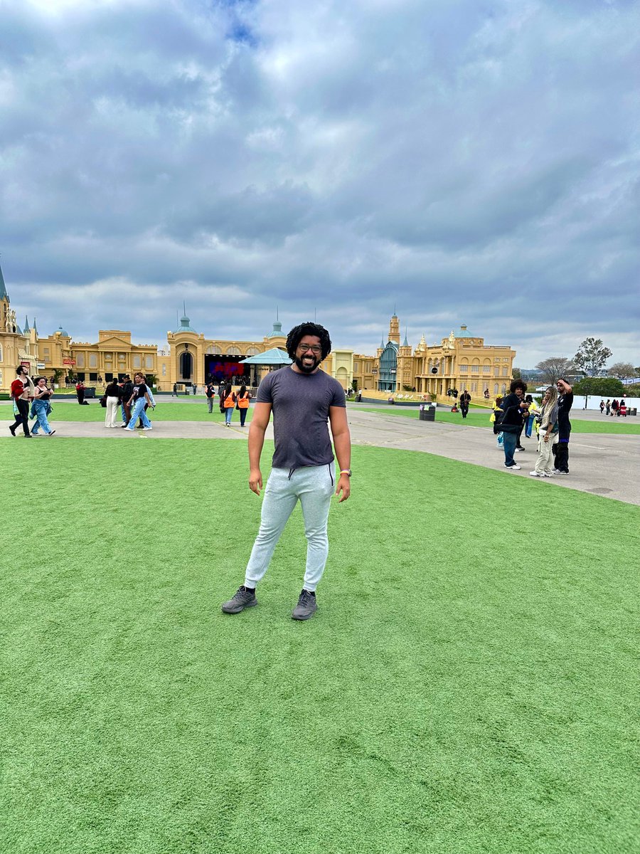 Primeira vez no The Town e eu já cheguei como? No carão, no close e na alegria de milhões! 😎✨ Foi diversão do começo ao fim, com direito a risada alta e muito deboche. Obrigado @Perifanalista pela oportunidade, porque esse momento foi simplesmente histórico! 💜🎶