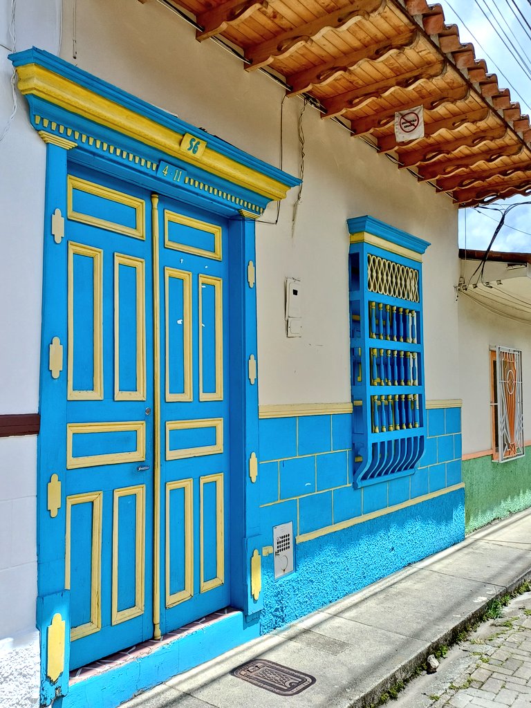 Tarde soleada en #Jericó para recorrer sus calles y encontrar mensajes contra la minería. Detallen el alero del techo: #FueraAngloGold