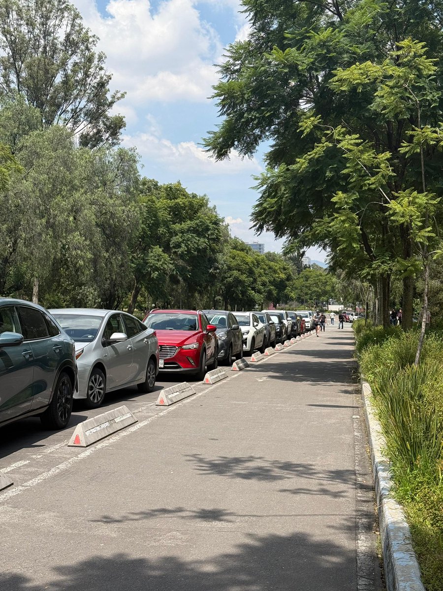 En la 2nda secc. de Chapultepc está prohibido estacionarte en la calle. Ya se están poniendo infracciones. Evita ser infraccionado. Gracias x el apoyo d personal de tránsito, secretario <a href="/PabloVazC/">Pablo Vázquez Camacho</a> pero no es suficiente. Las externalidades d esto son muchas. Por favor no soltar 🙏🏻