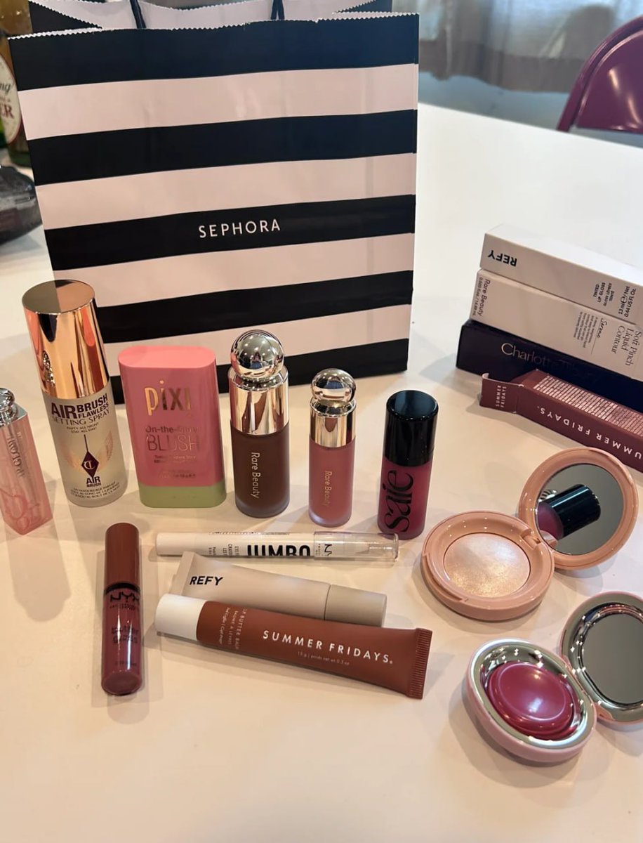 Ttinachen1's tweet photo. How could I not grab this! I had a blast buying all the White Lady makeup! I bought everything I wanted, hahahaha yeah yeah! https://t.co/VCv5d0wLCa