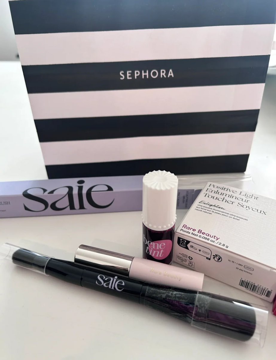 Ttinachen1's tweet photo. How could I not grab this! I had a blast buying all the White Lady makeup! I bought everything I wanted, hahahaha yeah yeah! https://t.co/VCv5d0wLCa