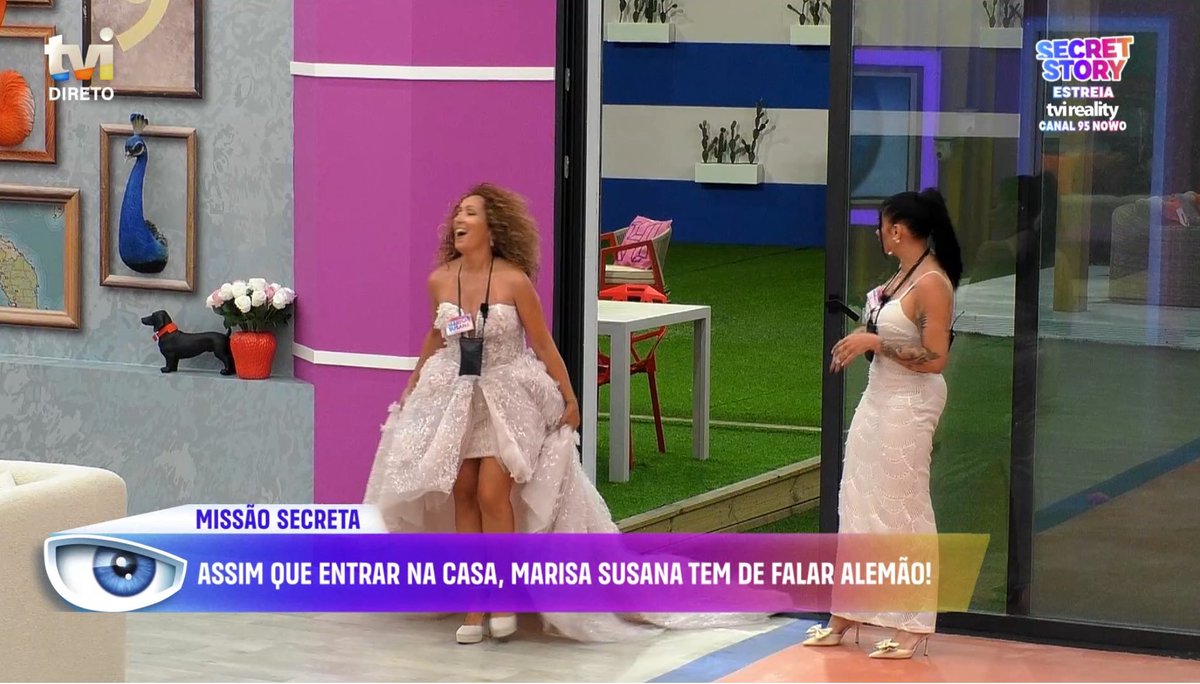 Uma açoreana e uma alemã entram num bar .

#sstvi