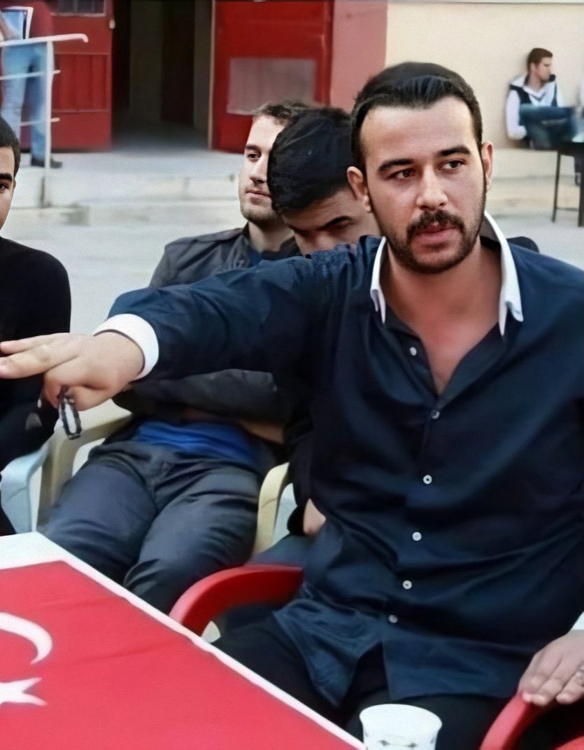 Bir yiğit ardından, 3857. gün.

Belki yolun sonu Ege'dir,
Nazlı yare bıraktığın sevgidir,
Kutlu olsun! Bekleyen Mete'dir,
Ölüm yılar, Fırat Yılmaz.

Unutma, unutturma.
#FıratYılmazÇakıroğlu