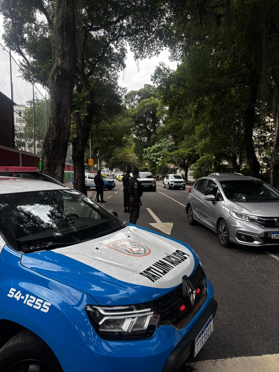 PMERJ's tweet photo. Policiais da #1CIPM atuando no Policiamento Transportado em Ônibus Urbano (PTOU), na tarde deste domingo, para mais um dia da Operação Verão. Imagens registradas no bairro das Laranjeiras. https://t.co/PHFvCy5GUD