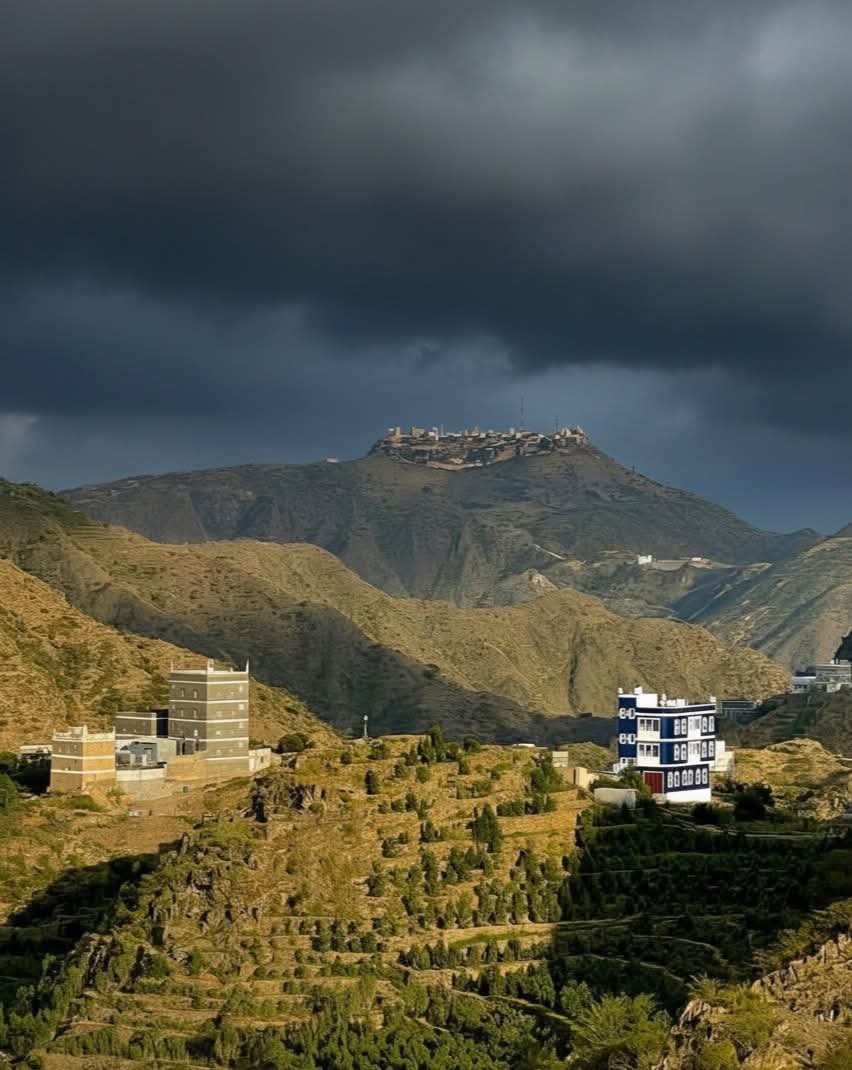 جبال شامخة تعانق الغيوم السوداء كأنها عرشٌ للهيبة ، وفي القمة البعيدة تلوح الحصون  كتاجٍ للملوك. 
هنا موطن الحميريين، سادة اليمن وحماة المجد، الذين سطروا في هذه الجبال تاريخًا لا يمحوه الدهر. إنّه مشهد يجمع بين جمال الطبيعة وخلود التاريخ، بين الحاضر وأمجادٍ لا تنطفئ.

 #يافع