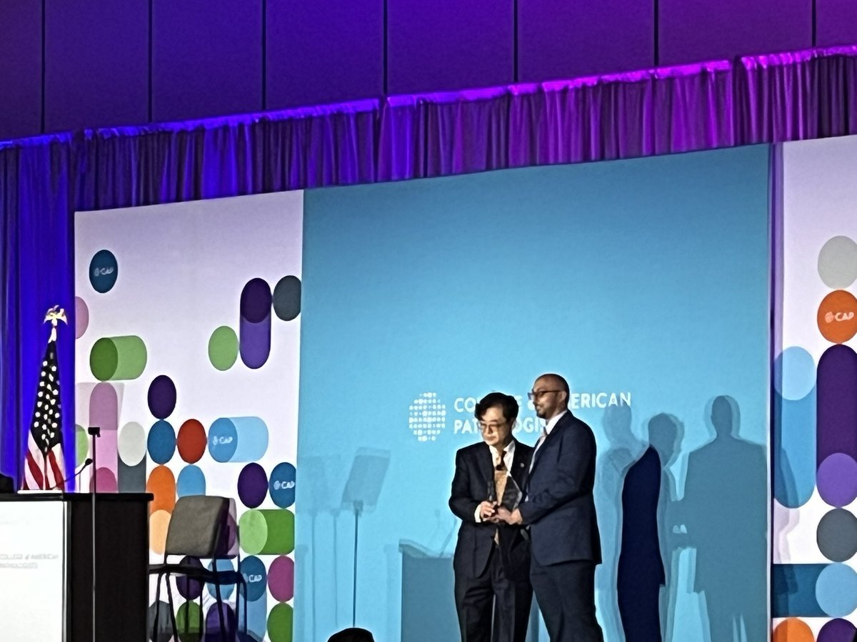 rovingatuscap's tweet image. Thrilled to see Dr Matthew Hanna honored with the Pathology Advancement Award at #CAP25 as he assumes leadership for the @Pathologists AI committee