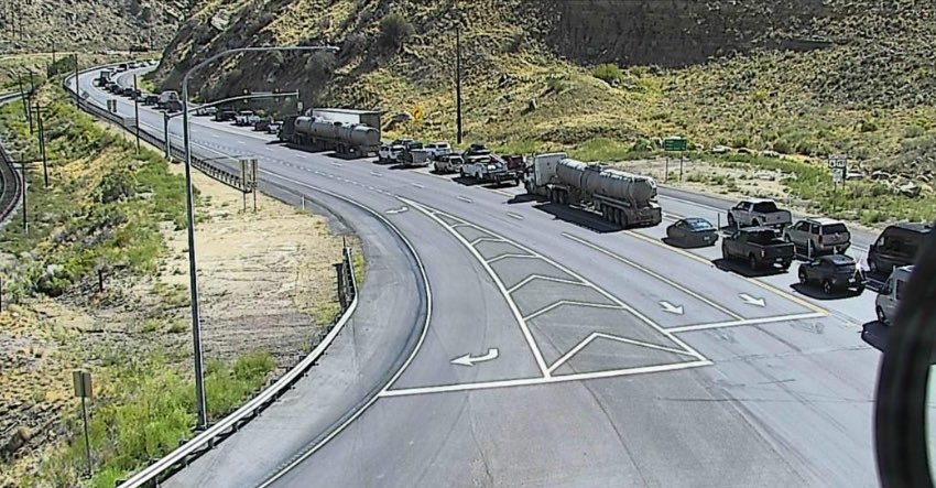 SLCScanner's tweet image. ⚠️#TrafficAlert⚠️#CastleGate US-6 is #Closed due to a #RockSlide that is impacting the roadway. Eastbound traffic is #Closed at #CastleGate. Westbound is #Closed in #Helper.