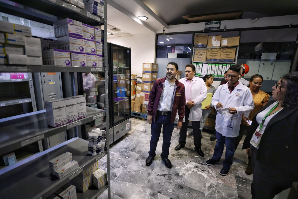 martibatres's tweet image. Hoy llegamos a visitar la Clínica de Medicina Familiar “Naucalpan” del @ISSSTE_mx. Con el programa “La Clínica es Nuestra” pudieron cambiar equipamiento para ahora tener el de la más alta tecnología. Ahora cuentan con:
 
- Radiovisógrafos
- Desfibrilador
- Equipo Hemoglobina…