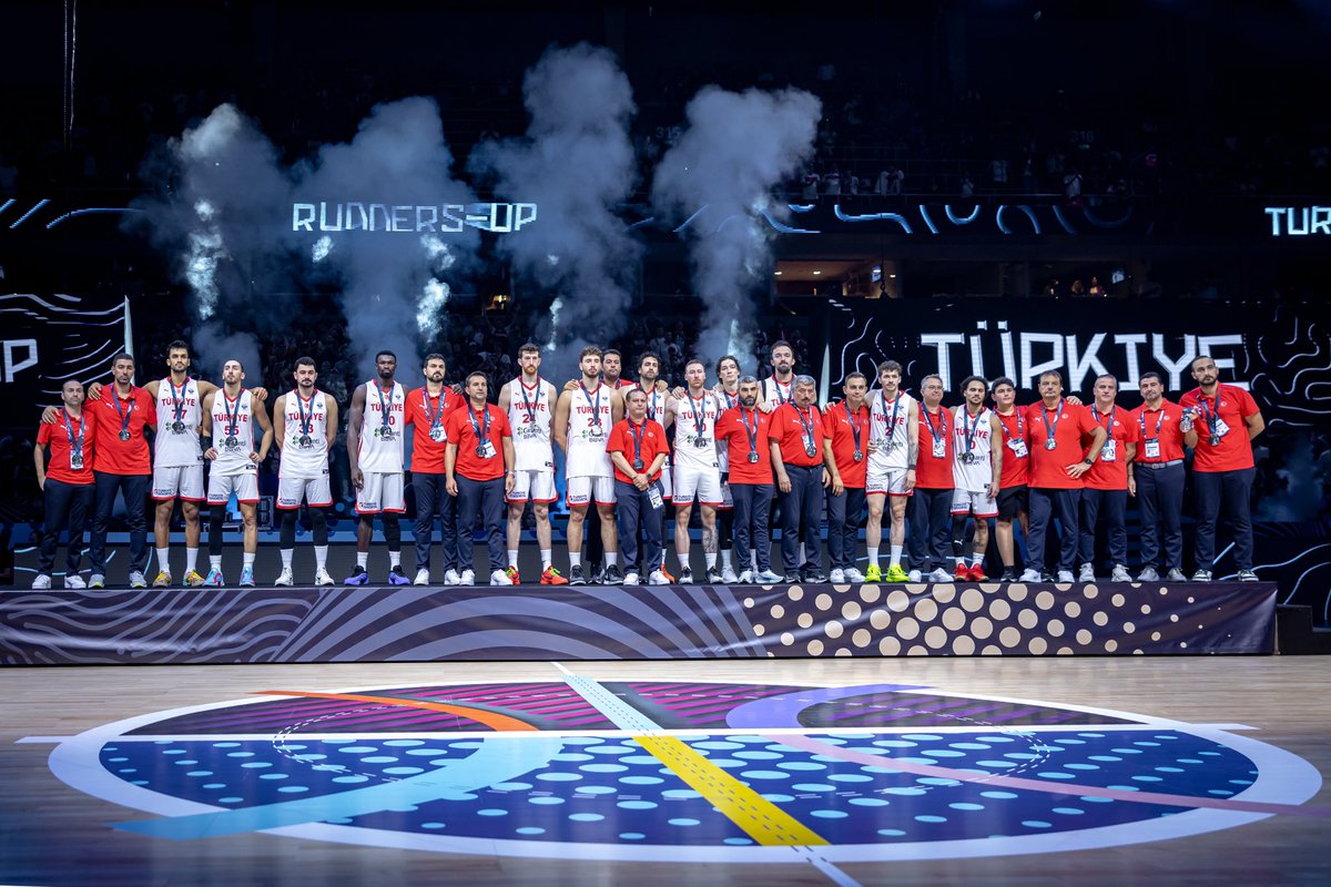 Gururumuzsun 12 Dev Adam! 🇹🇷

#BuYolculukHepimizin #EuroBasket