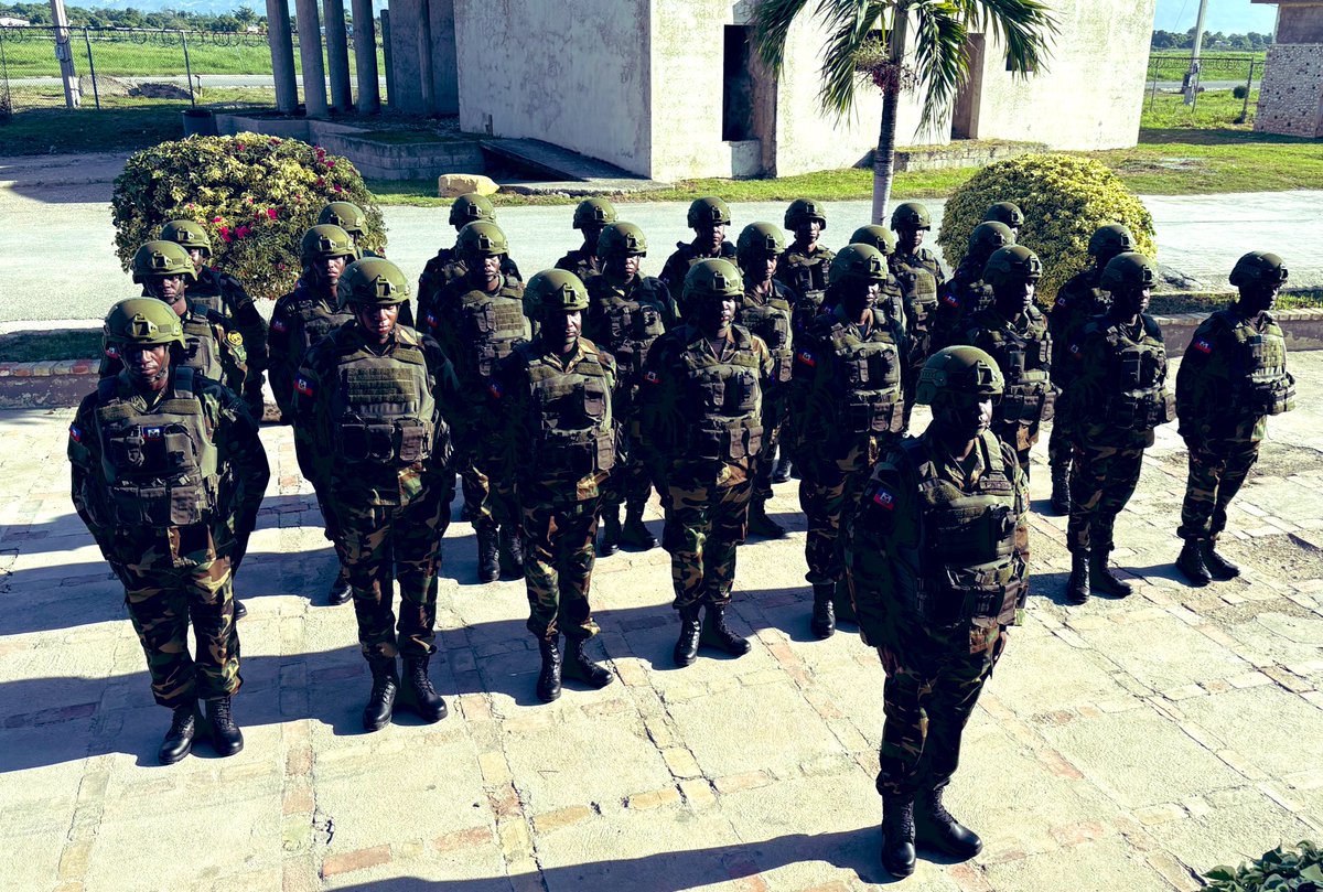AntoineMichon1's tweet image. #Sécurité | Envol ce matin d’un nouveau contingent de 25 soldats des #FADH pour une formation de deux semaines en Martinique dans le cadre du partenariat Sabre.
La France soutient la montée en puissance des FAD’H qui ont un rôle essentiel à jouer pour la sécurité du pays.