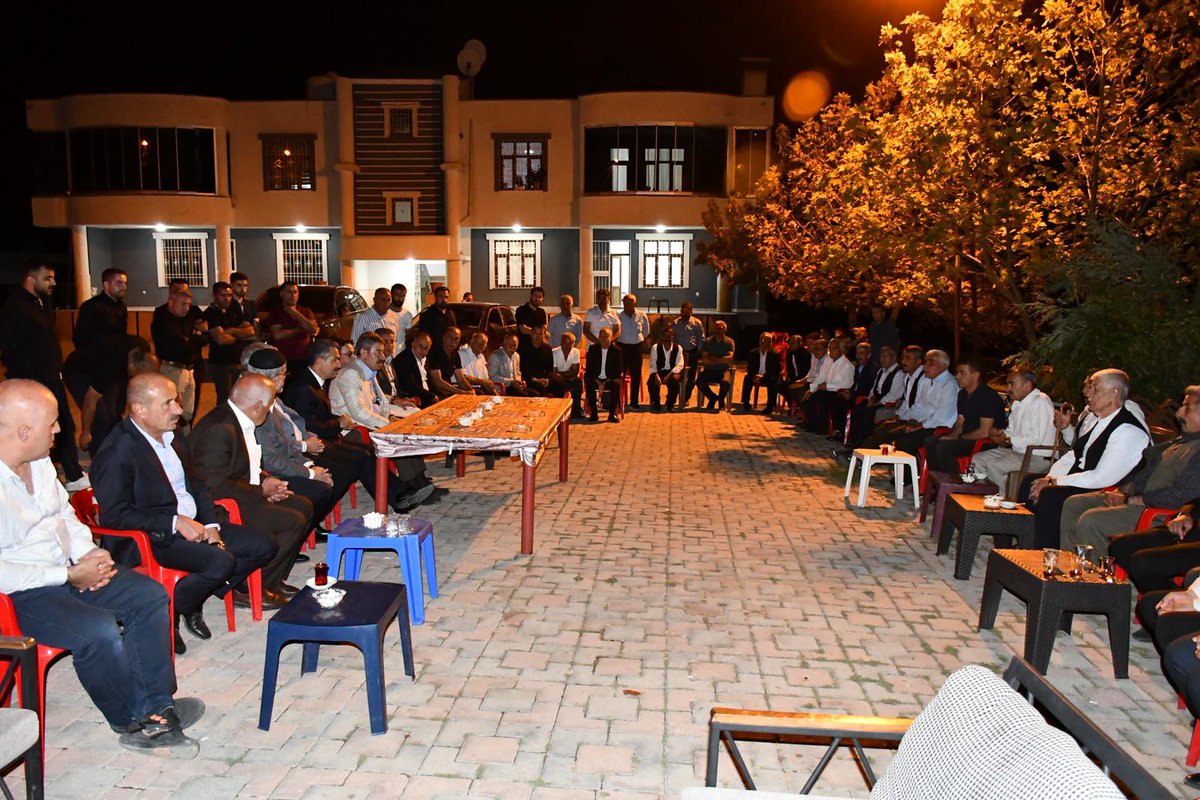 SirnakValiligi's tweet image. 📍Geçitboyu 

Valimiz Birol Ekici, Milletvekilimiz Arslan Tatar ve Vali Yardımcısı Murat Çiçek ile birlikte, 

Geçitboyu Köyü Muhtarı Şemsettin Zeyrek’in ev sahipliğinde kıymetli vatandaşlarımızla bir araya geldi.