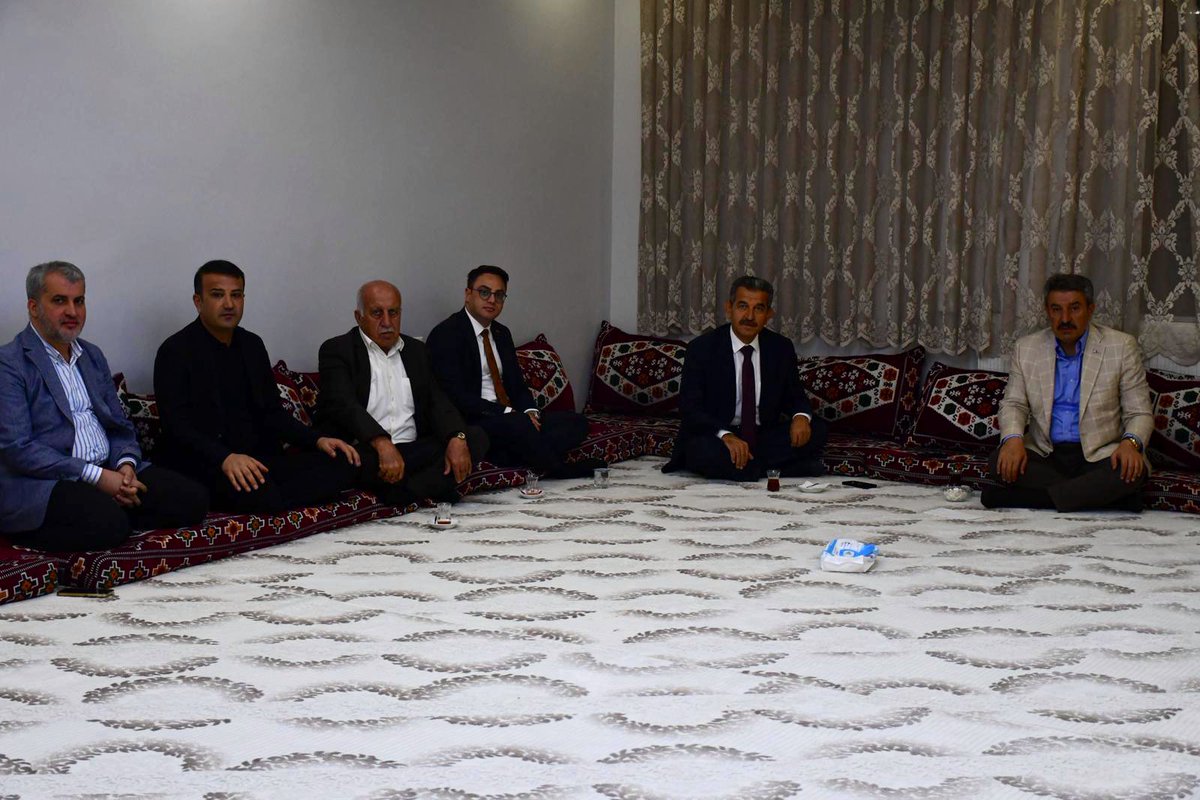 SirnakValiligi's tweet image. 📍Geçitboyu 

Valimiz Birol Ekici, Milletvekilimiz Arslan Tatar ve Vali Yardımcısı Murat Çiçek ile birlikte, 

Geçitboyu Köyü Muhtarı Şemsettin Zeyrek’in ev sahipliğinde kıymetli vatandaşlarımızla bir araya geldi.