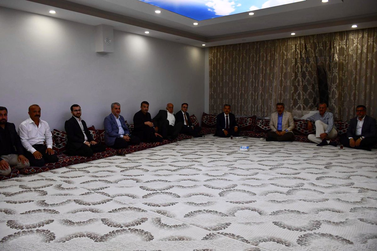 SirnakValiligi's tweet image. 📍Geçitboyu 

Valimiz Birol Ekici, Milletvekilimiz Arslan Tatar ve Vali Yardımcısı Murat Çiçek ile birlikte, 

Geçitboyu Köyü Muhtarı Şemsettin Zeyrek’in ev sahipliğinde kıymetli vatandaşlarımızla bir araya geldi.