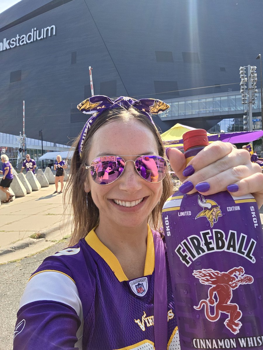 I'm mad at y'all for not telling me VIKINGS FIREBALL is a thing in MN!!!!

#SKOL BITCHES!! 💜💛😈