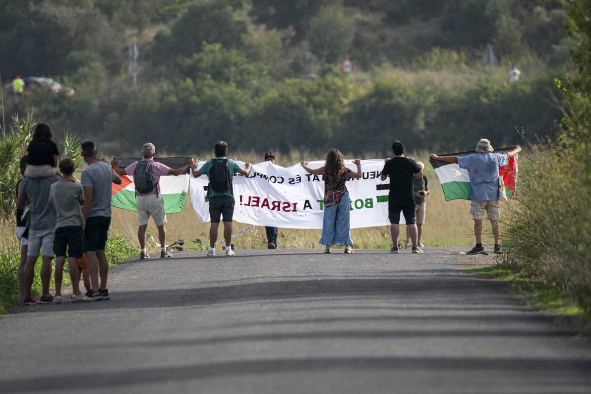 Con estos cinco valientes catalanes de Figueras empezó todo. Hoy hemos sido decenas de miles en Madrid y hemos cortado #LaVuelta25. ¡Palestina vencerá!